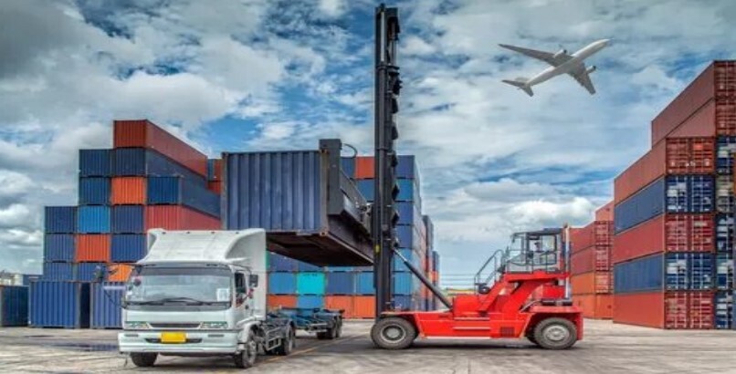 What does a freight forwarder do