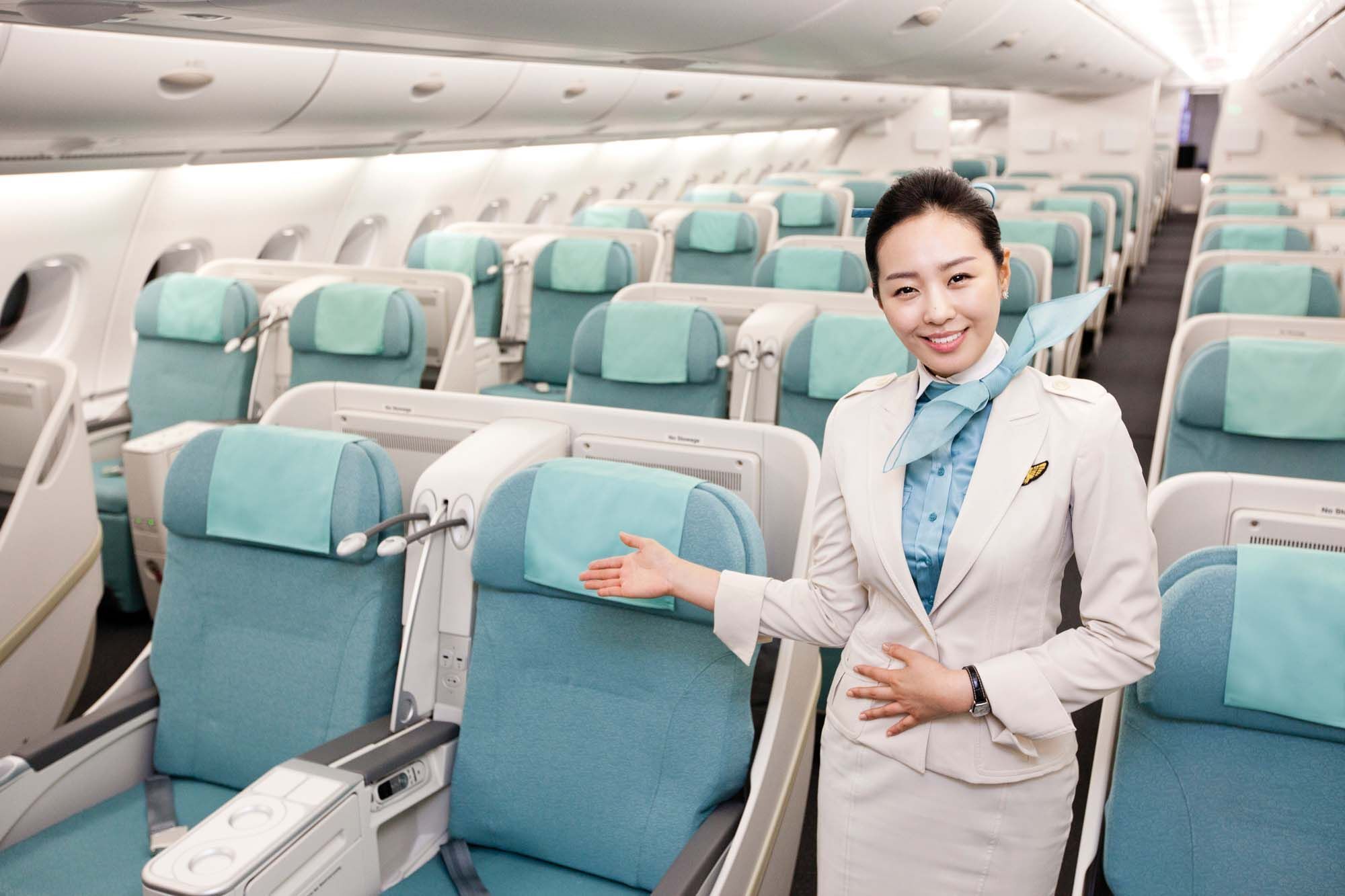 Авиакомпания сунь вынь фото. A380 korean Air салон. Korean Airlines (Южная Корея) стюардессы. Корейская авиакомпания korean Air. Стюардессы Кореан Эйр.